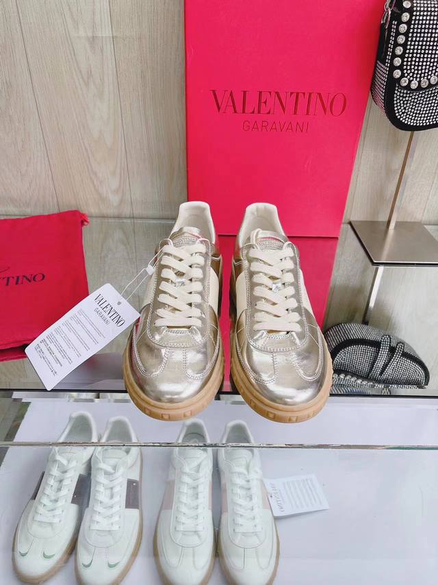 工厂价: 顶级版本华伦天奴 Valentino 2024Ss新款 Upvillage系列情侣款铆钉拼色小白鞋德训鞋滑板鞋休闲运动鞋 顶级版本原版购入开发做货 本